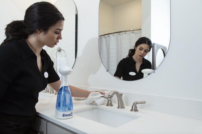 odkażanie i czyszczenie hotelowej łazienki Dezynfekcja i czyszczenie hotelowej łazienki