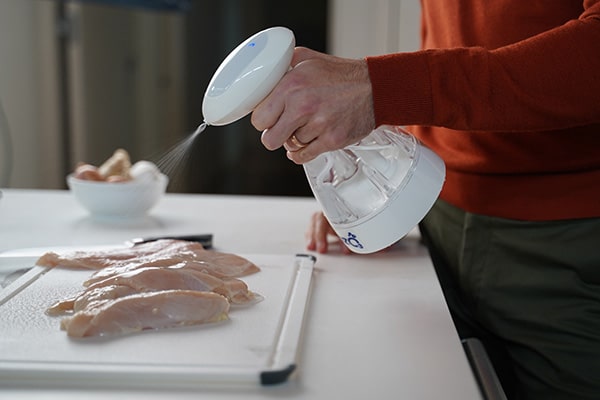 Enozo Home w akcji dezynfekcja mięsa z kurczaka